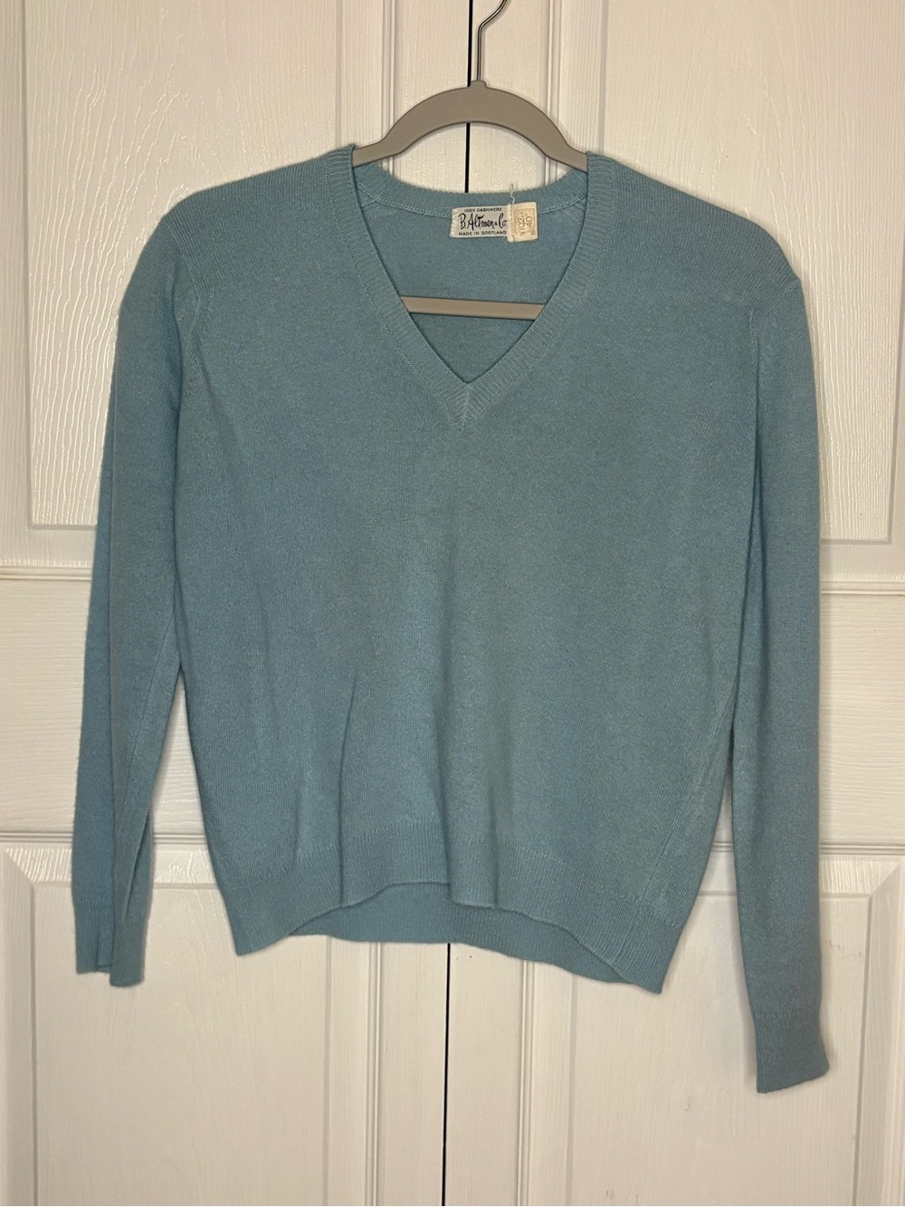 100% Cashmere Light Blue V-Neck Sweater -